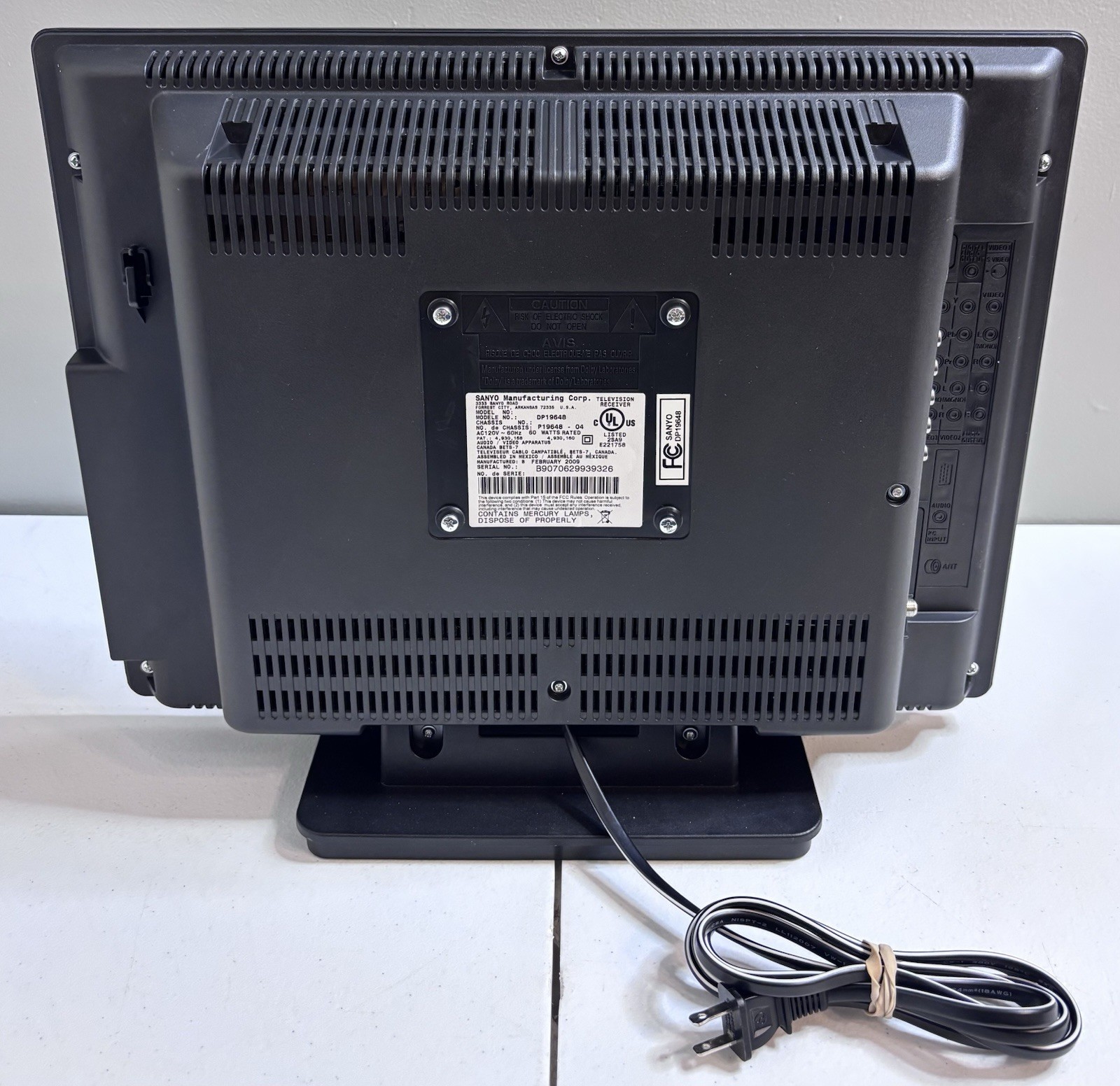 Sanyo DP19648 19" LCD HDTV 720p TV / Monitor with Remote - Vintage Retro Gaming