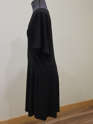 Schwarzes Midikleid mit V-Ausschnitt in Wickeloptik - Bild 6 von 10
