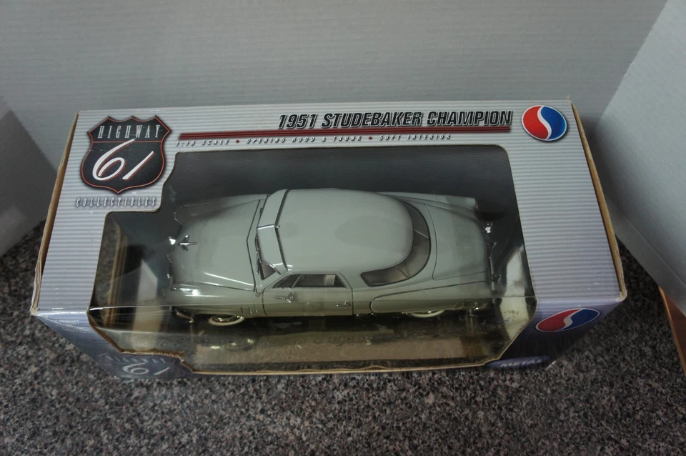 1/18 Highway 61 1951 Studebaker Champion with Visor #60004 in Grey - Image 2 of 4