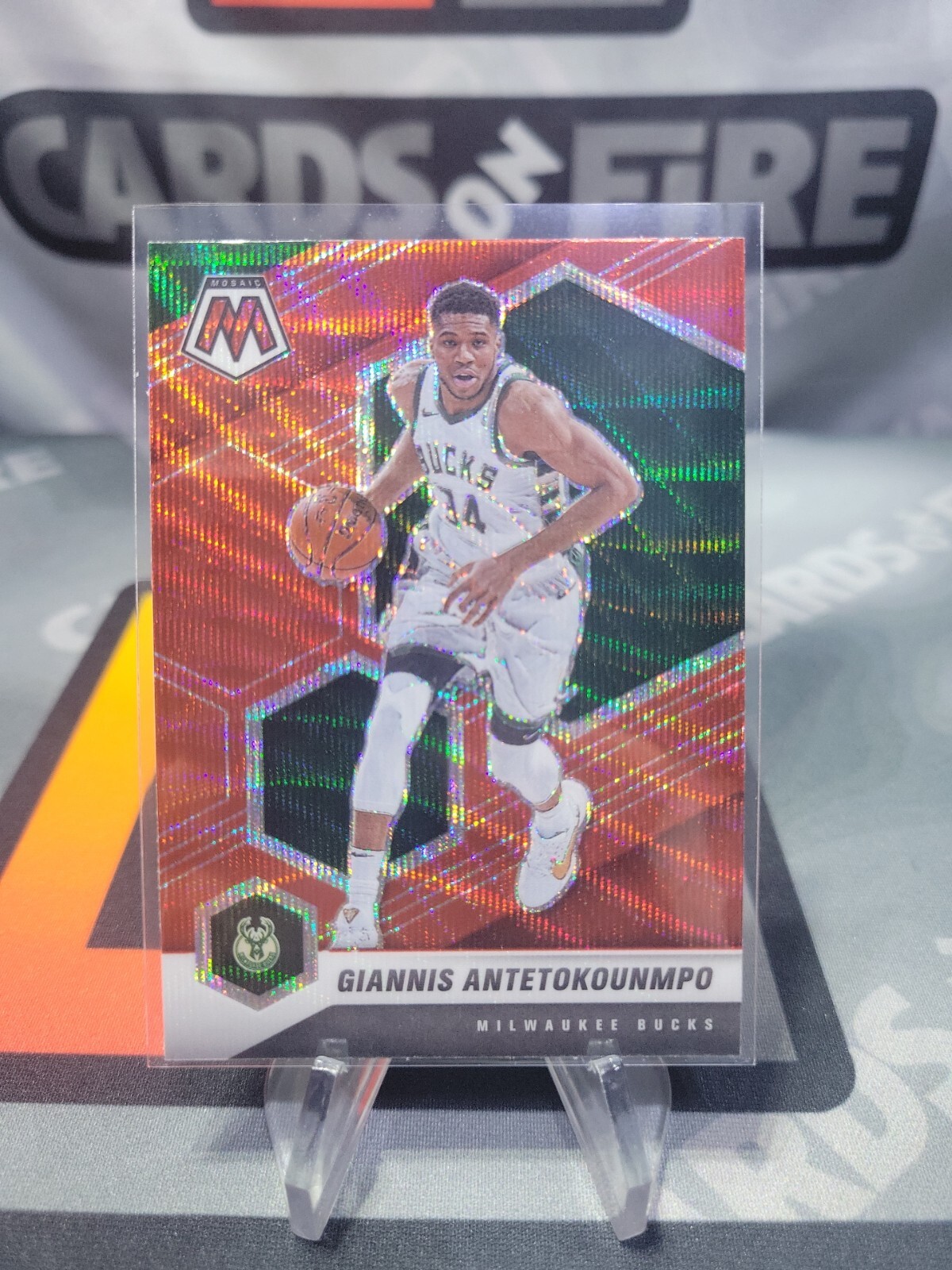 2020-21 Panini Mosaic Giannis Antetokounmpo Red Wave Prizm #80