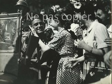 LIBERATION PARIS 2ème DB femme embrassant un fusillier marin 25 août 1944