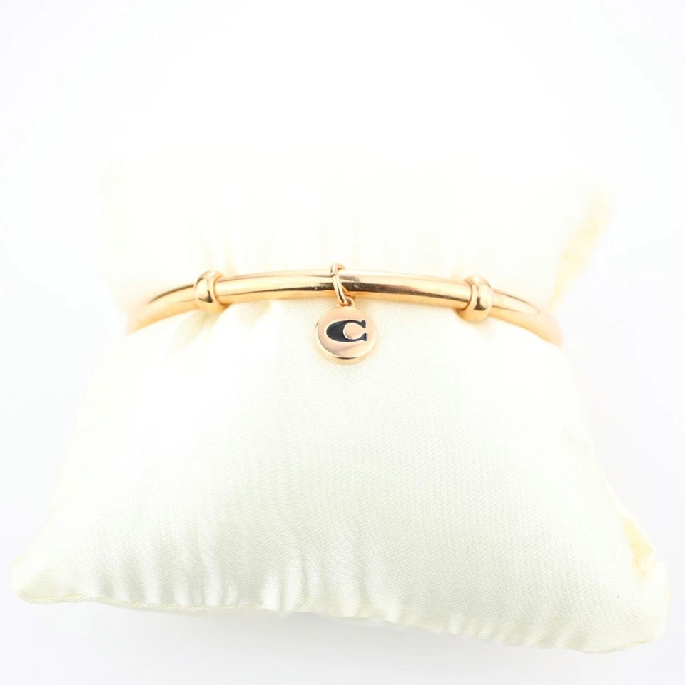 Brazalete Coach de oro rosa con puño abierto Foto 4 de 4
