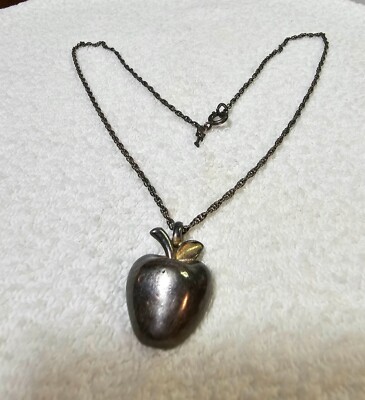 Signierter Trifari silberfarbener massiver Apfel Anhänger mit Kette Halskette 17 1/2 Zoll