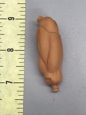 Bárbaro caucásico bronceado piel desnuda pierna izquierda l muslo legiones míticas Vitus