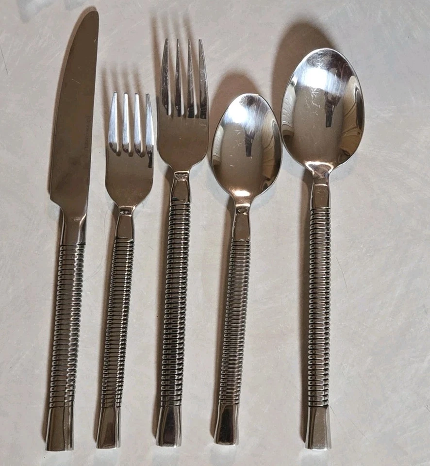 Retroneu Latitudes Stainless 18/10 Steel Flatware Service For 8 Industrial Twist - Image 4 of 4