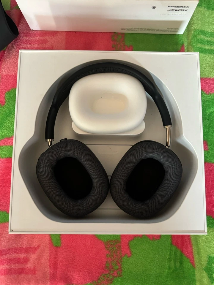Apple (MGYH3AM/A) AirPods Pro Max Headphones - Space Gray - Image 4 of 4