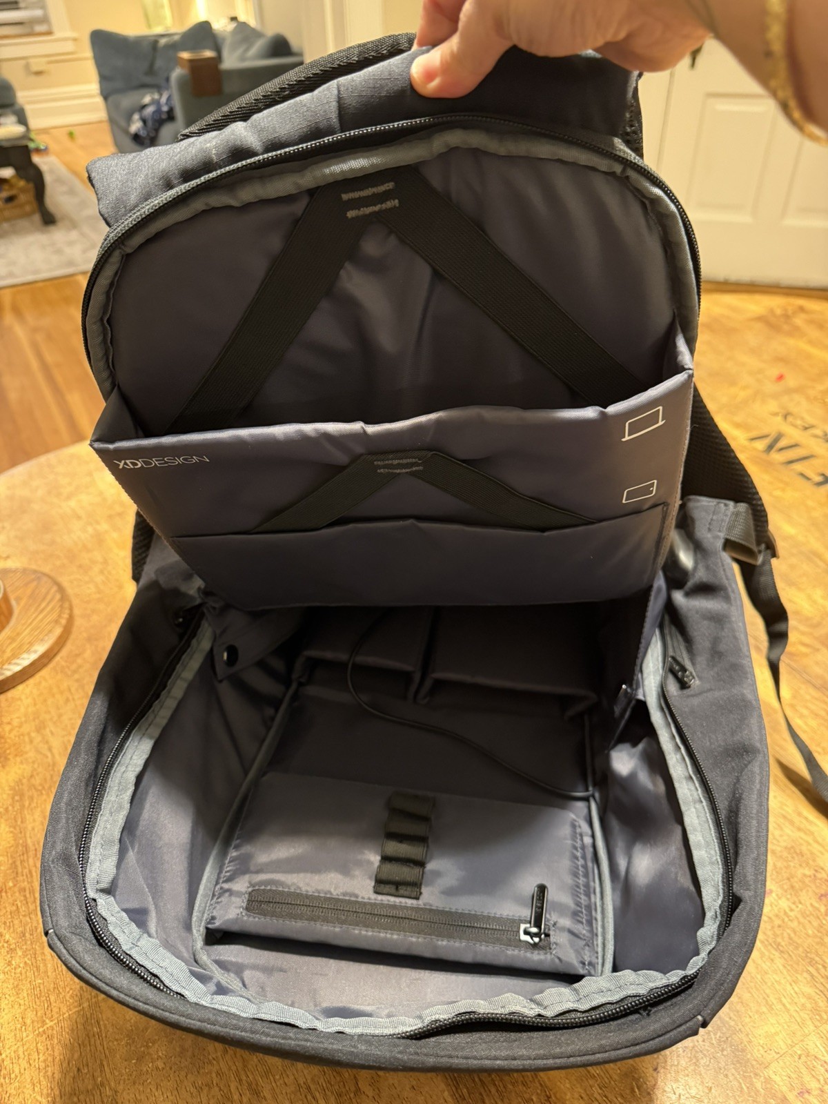 XD Design Antitheft Backpack Great Condition! Bob… - image 5
