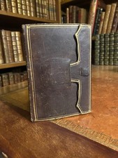 Livre religieux 1826, belle reliure à découpe et fermoir intégré en croix