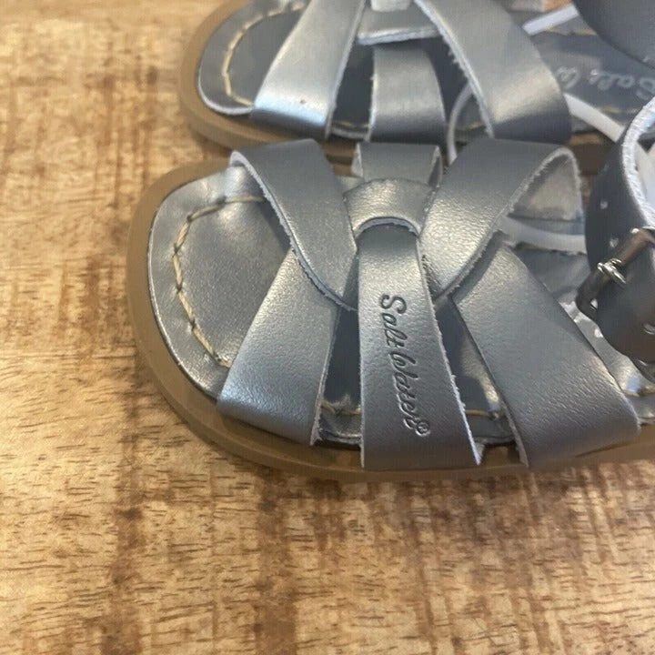 Sandalia Boutique de Cuero Plateado Agua Salada Niño Pequeño 6 Forro Plateado Foto 3 de 4