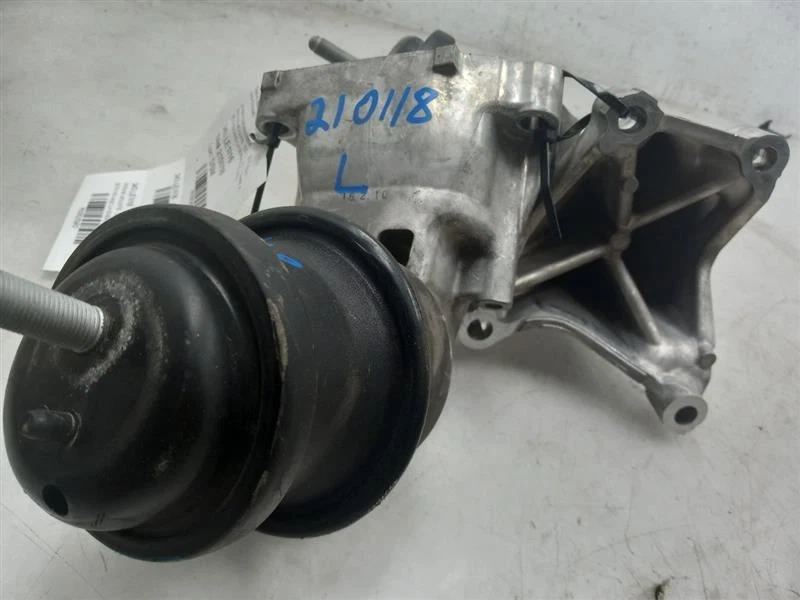 Suportes de motor Lexus IS200T LH e RH 2016 - Imagem 3 de 4