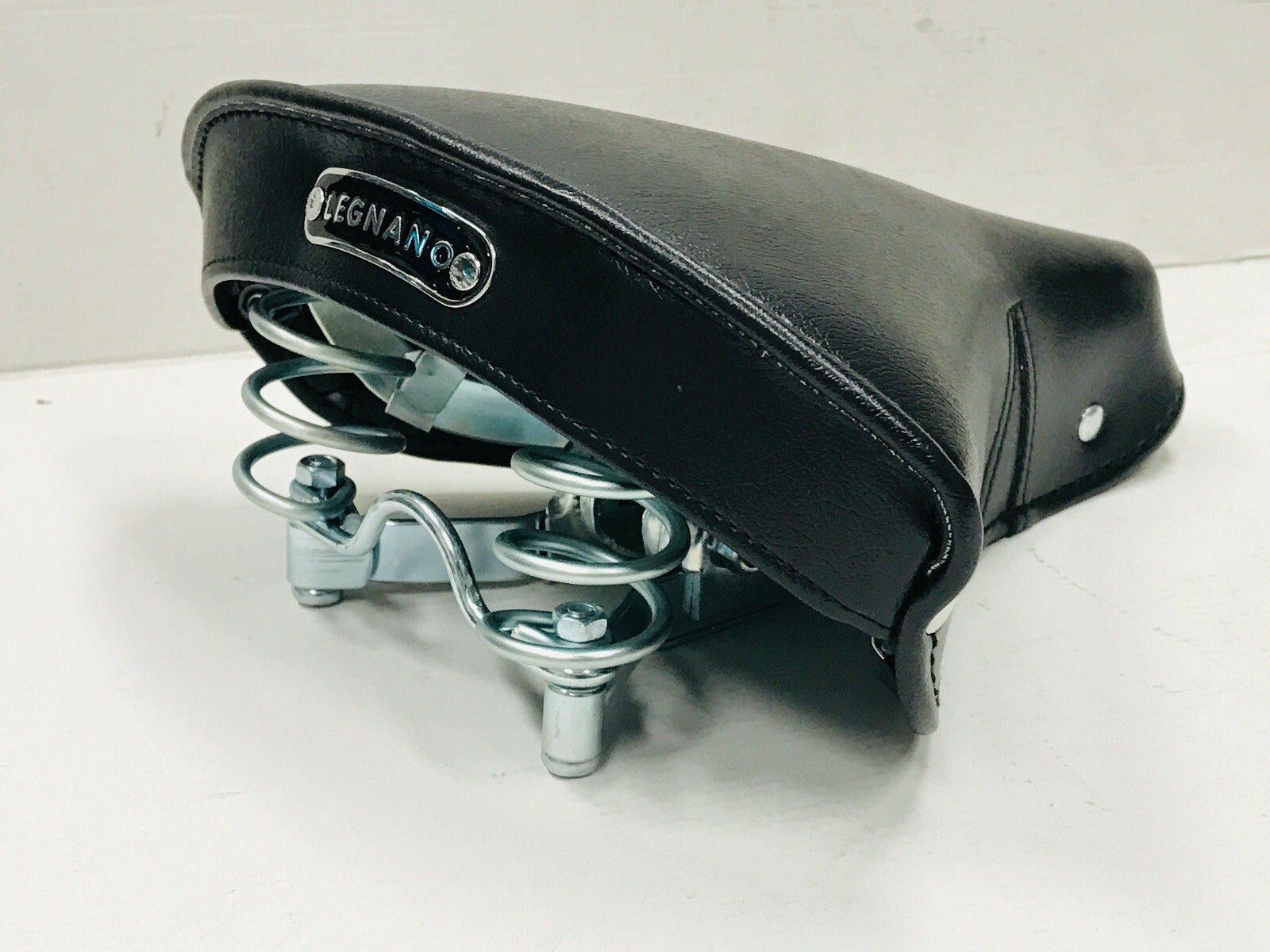 Sella Da Bicicletta Vintage in Pelle Con Molle Metalliche Immagine Stock - Immagine di ciclista, lifestyle: 35258373
