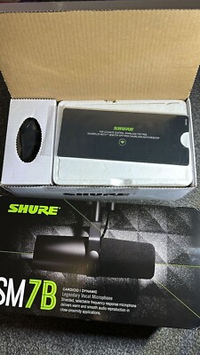 Shure SM7B professionelles dynamisches Studio-Gesangsmikrofon mit Nierencharakteristik SM-7B UK-WARE