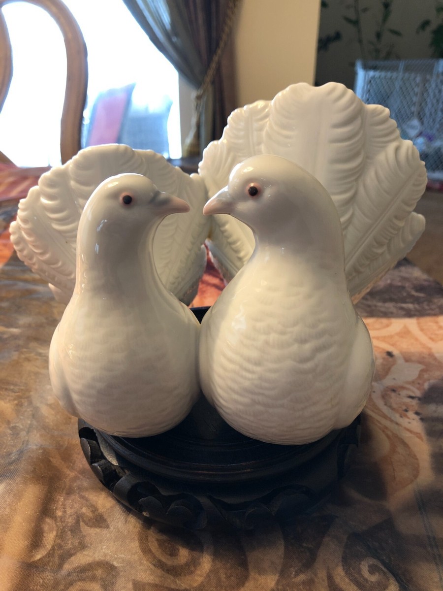 LLADRO 2 Kissing Doves Porcelain Figurine 1169 WITH STAND