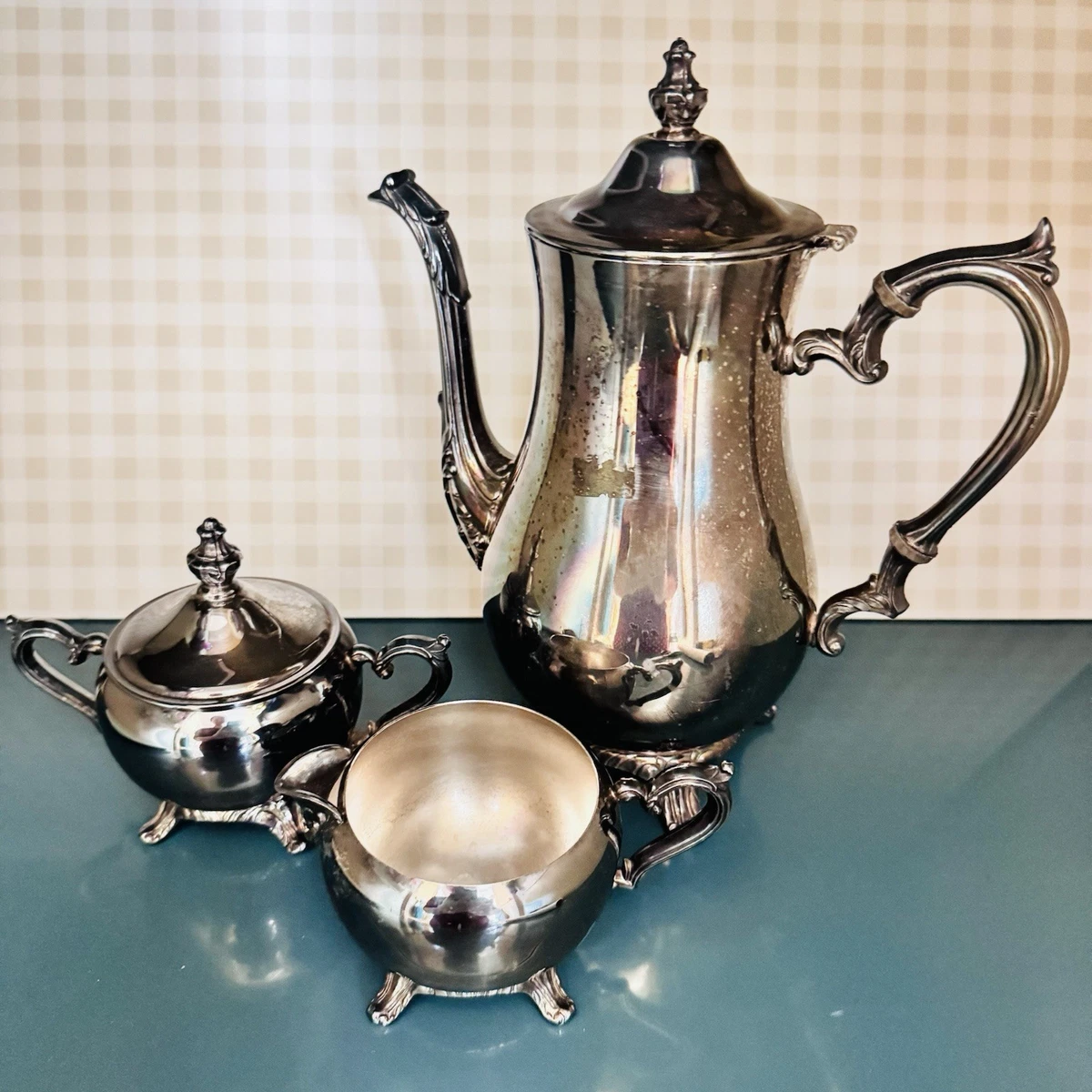 A Wm. Rogers Antique US Silver-Plated Teapots, Coffee Pots & Sets