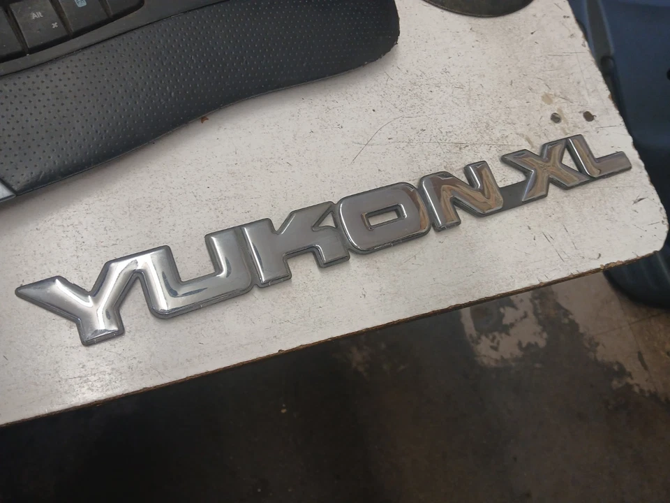 2000-2004 GMC Yukon XL Tailgate Script Emblem OEM 15746541 - Image 3 of 4