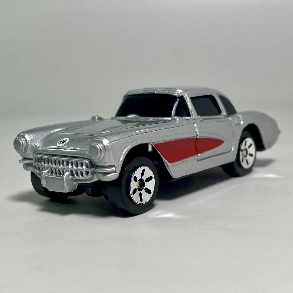 Maisto 1957 Chevrolet Corvette Silver 1:64 Scale Diecast Diorama