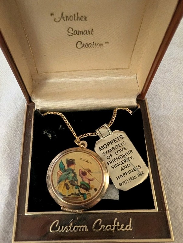 Vtg Moppets Fran Mar 1971 Locket Necklace W Original Packaging NOS - Patriotic 