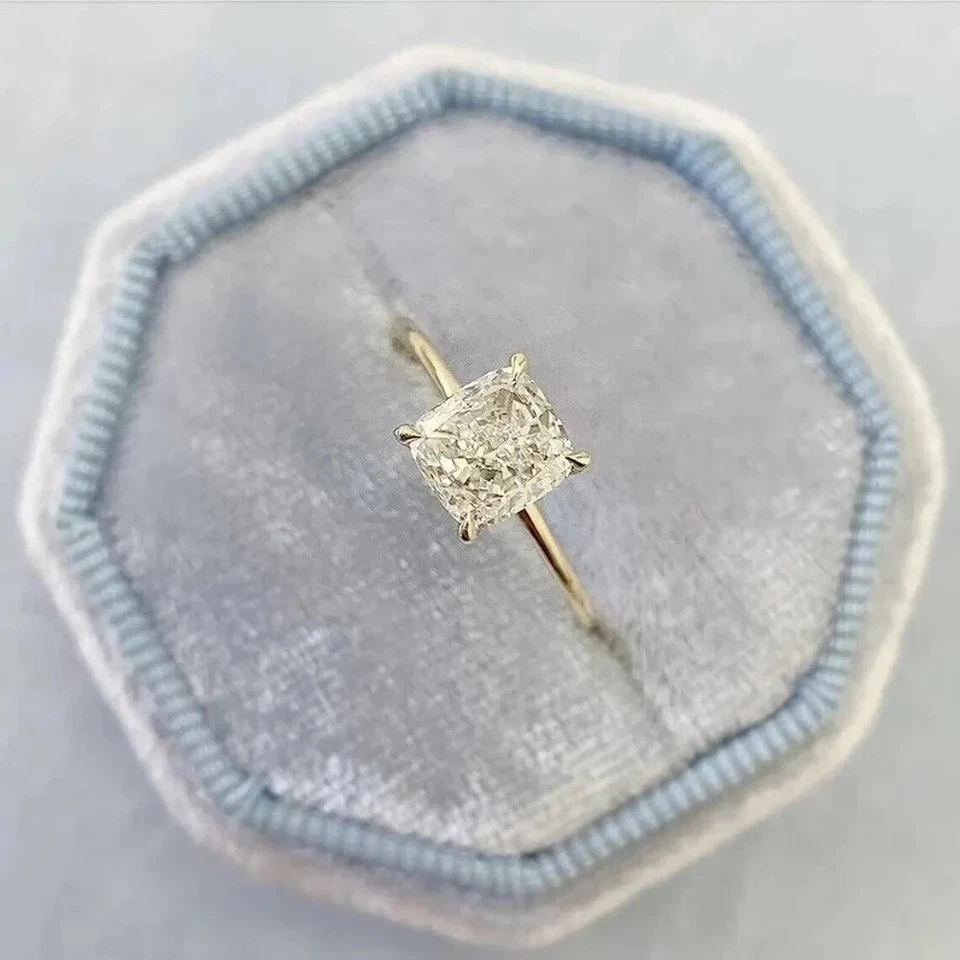 Anillo de compromiso solitario de diamantes cultivados en laboratorio de corte cojín de 1,50 quilates de oro amarillo de 10 quilates Foto 2 de 4