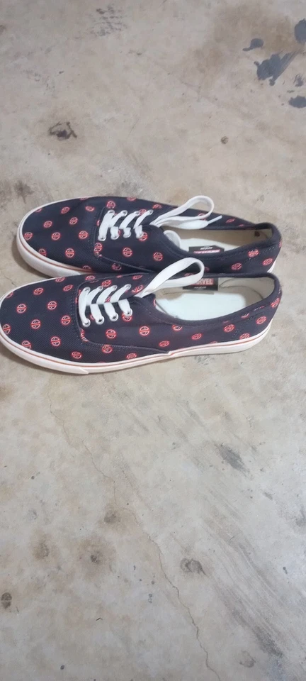 Zapatos Bioworld Marvel Deadpool Unisex Lo Pro Negro/Rojo Talla Para Hombre 8 Para Mujer 9.5 Foto 3 de 4