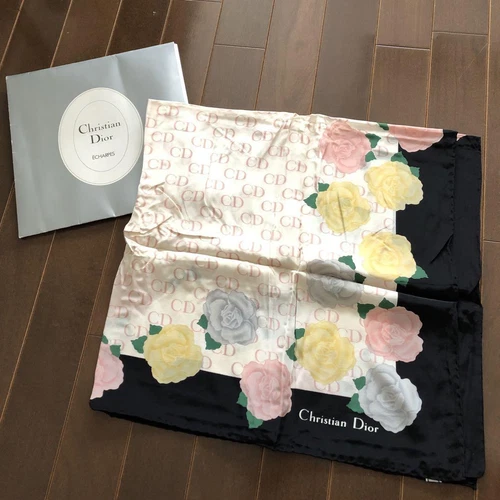 Foulard Christian Dior en soie Made in Italy motif floral accessoire de mode unisexe