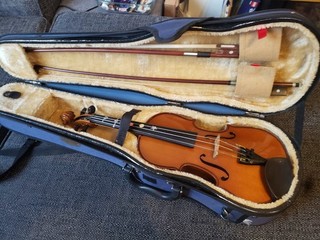 Stentor Student 2 acoustic violin with case and 2 bows. 52cm long. No Reserve!
