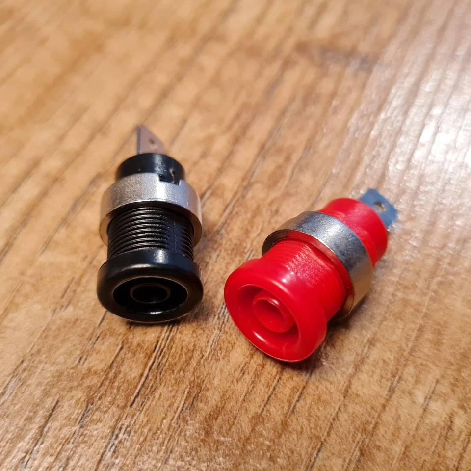 2 Pcs 4mm High Current Female Banana Plug Socket 1 x Black & 1 x Red 32 Amp - Image 3 of 4