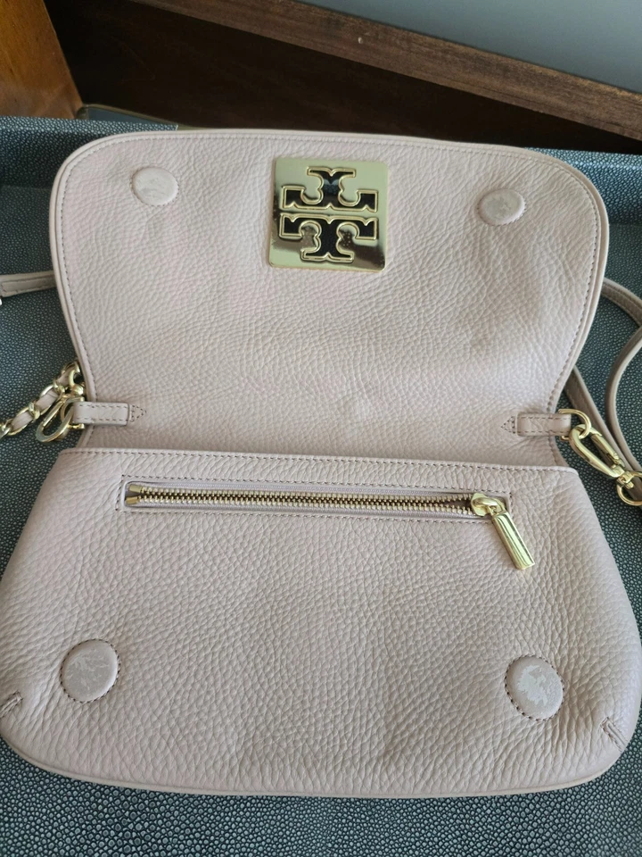 Bolso sin asas bandolera de cuero Britten TORY BURCH con correa de cadena - rosa rubor Foto 4 de 4