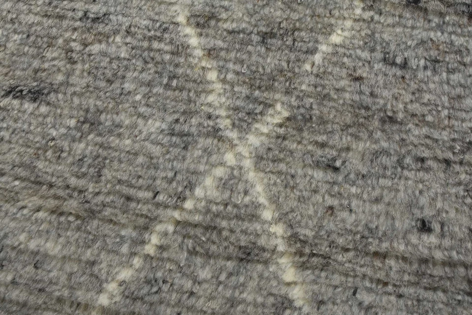 Alfombra geométrica contemporánea de lana gris anudada a mano Moroccan Runner 2’7” x 10’3” Foto 4 de 4