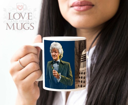 Dr Who Jon Pertwee 1970-74 Portrait and TV Show Scene 11oz Ceramic Mug - Picture 5 of 7