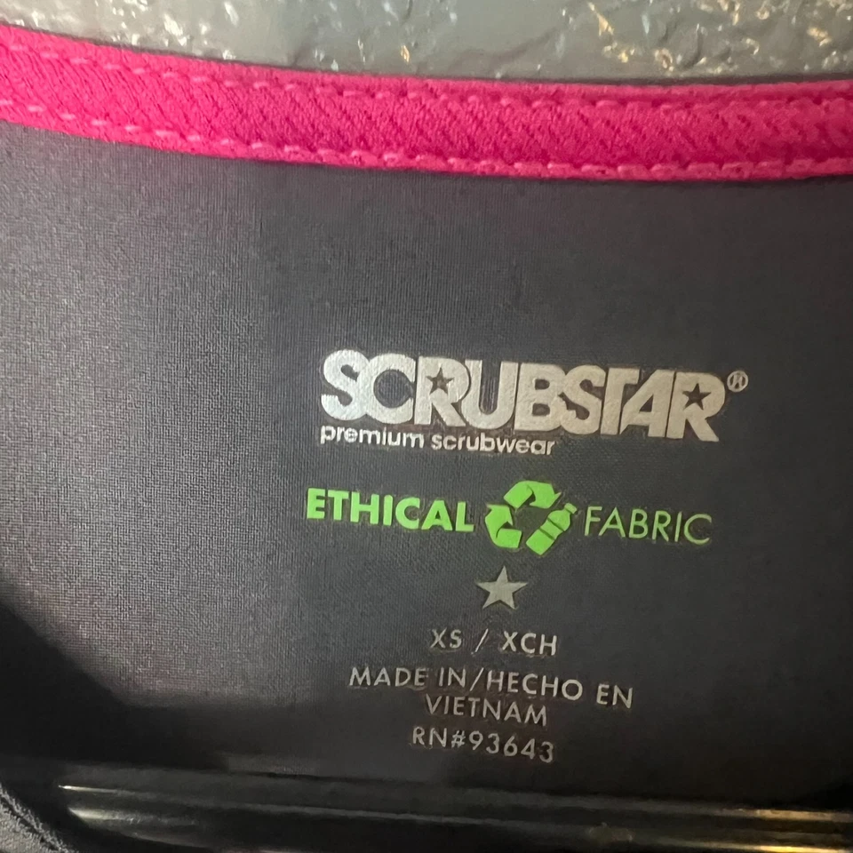 Jaqueta esfoliante Scrub Star tamanho XS cinza escuro com punho frontal de malha detalhes rosa - Imagem 3 de 4
