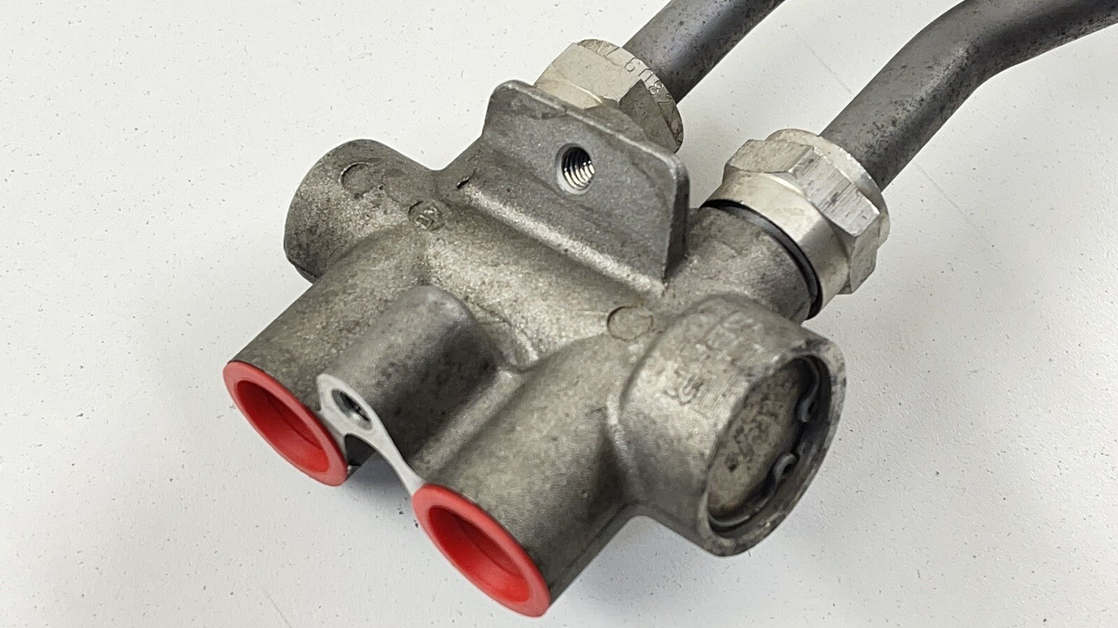 08-15 AUDI R8 TRANSMISSION OIL COOLER TEMPERATURE VALVE THERMOSTAT BLOCK OEM