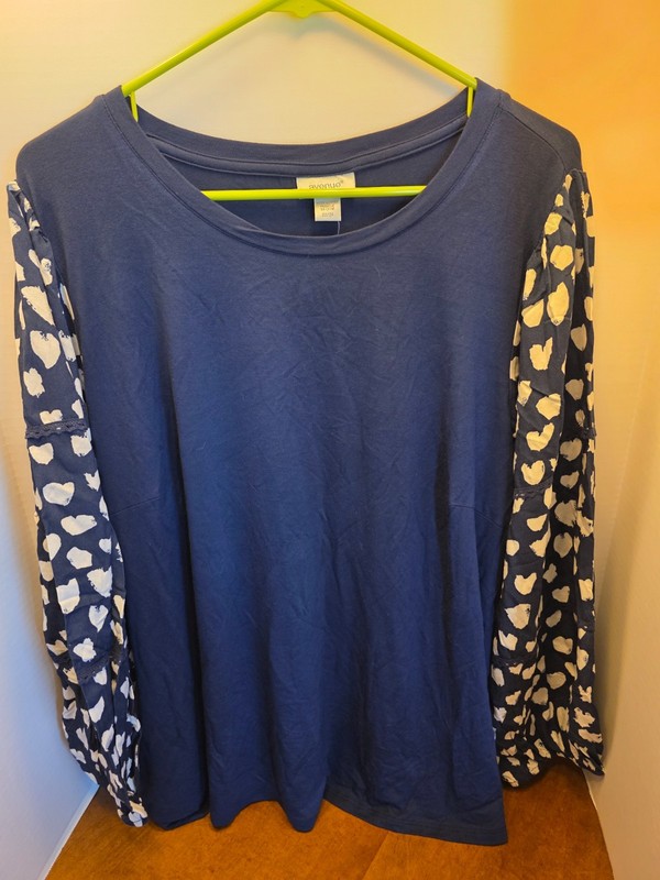 NWT AVENUE Women's Plus Size Mix Media Heart Sleeve Top 22/24