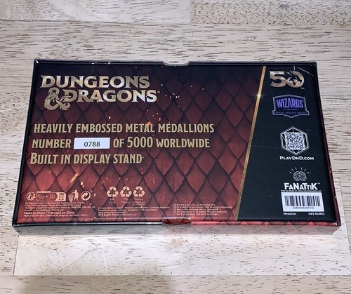 Dungeons And Dragons Classic 1E Vs Modern 5E Beholder Medallion Set Fanattik D&D - Bild 2 von 5