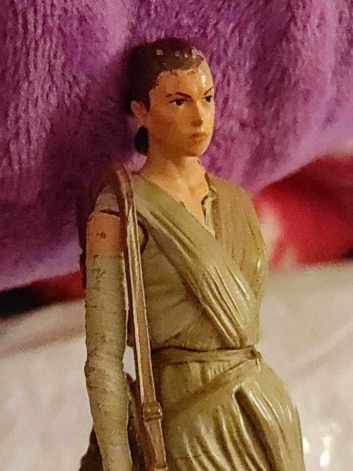 ATTRACTIVE LUCAS FILMS/DISNEY 4" FEMALE FIGURINE PUT ON YOUR TEAM! LOTS OF FUN! - Image 2 of 4