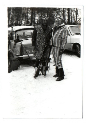 Photo women with skis in front of Trabant vintage Trabi in winter snow