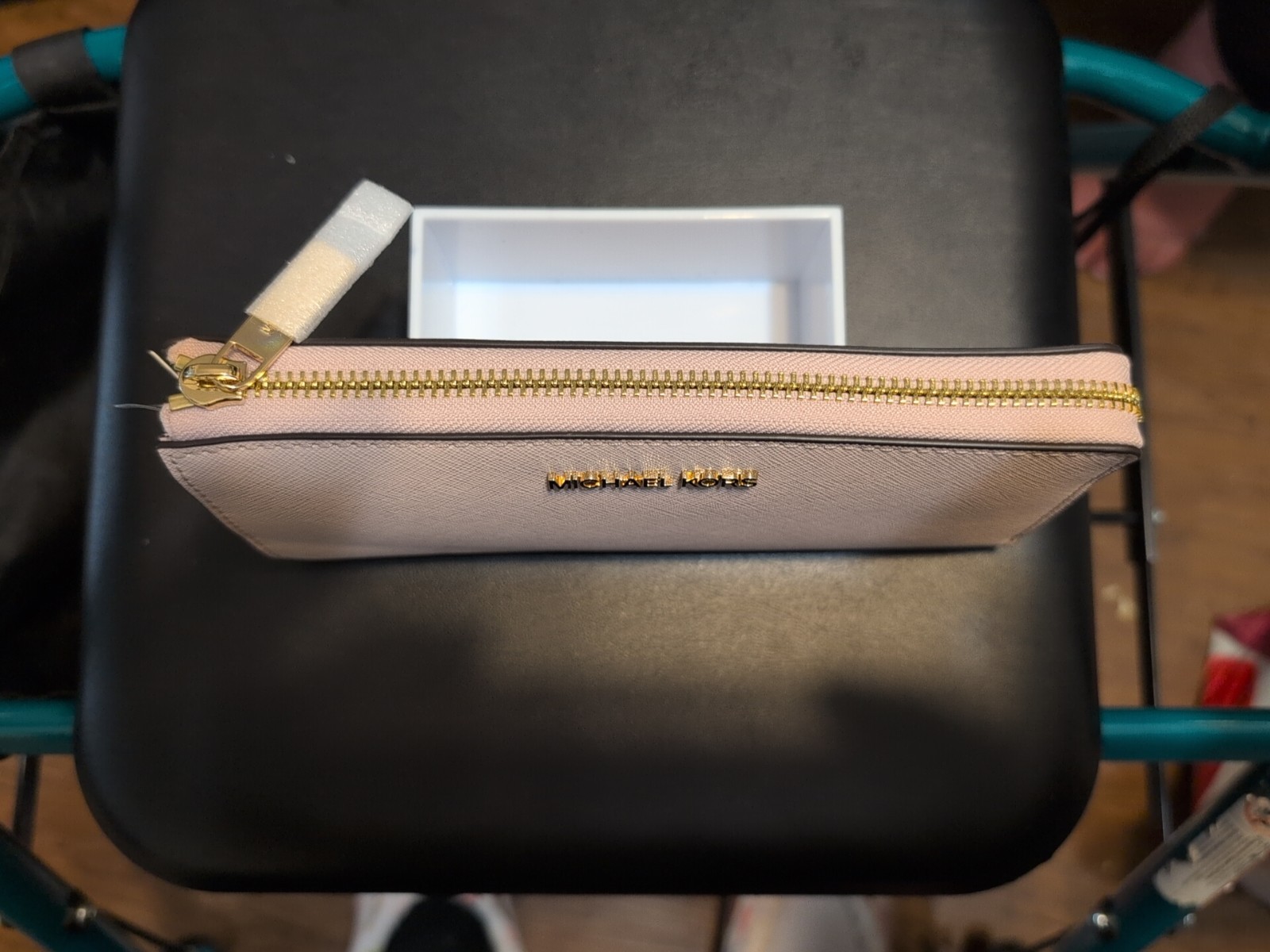 Michael Kors Women Medium Leather Bifold Zip Coin Credit Card Holder id Wallet