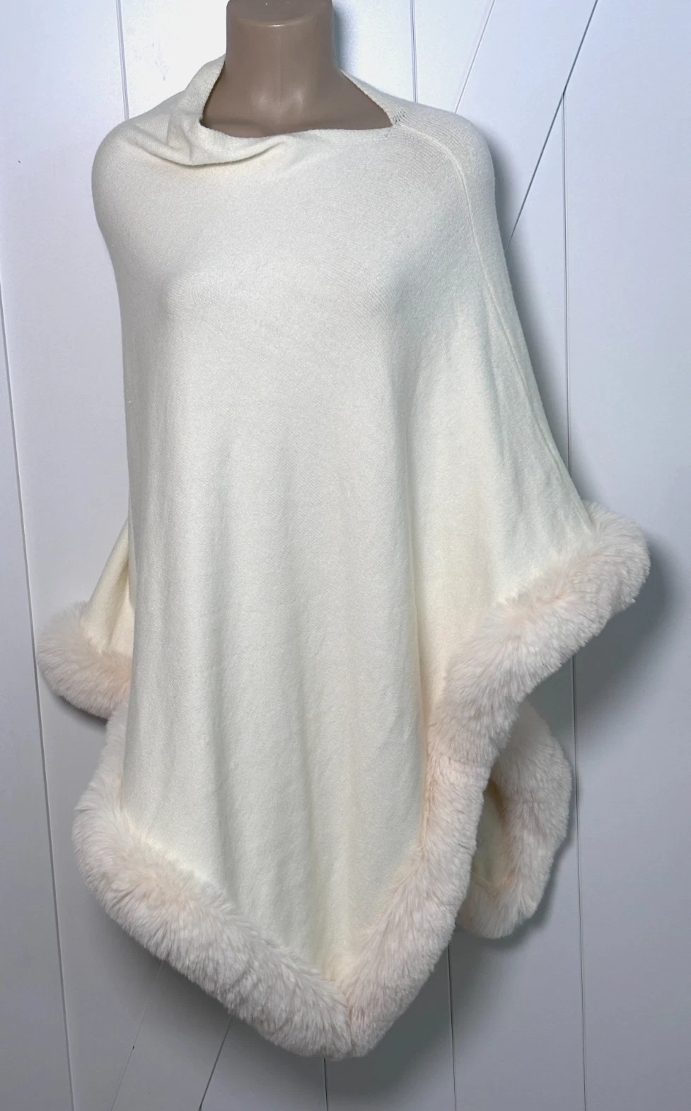 NWT Ming Wang Cream/Off White Lux Poncho Retail $195 Faux Fur Trim Winter Wonder