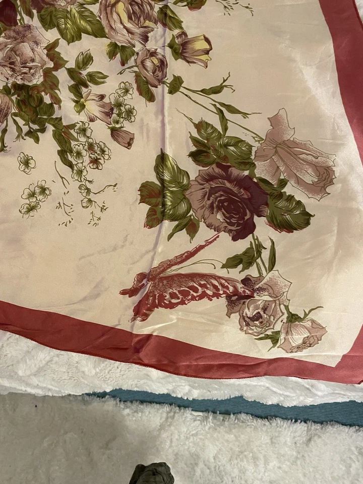 Hermosa Bufanda Rosas 100% Seda 44’ Cuadrada Rosa Profunda y Rosa Foto 2 de 4