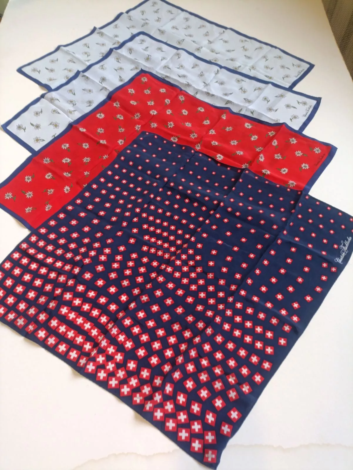 Lot de 4 pièces. Christian Fishbacher écharpe suisse 100 % soie bandana 20 pouces