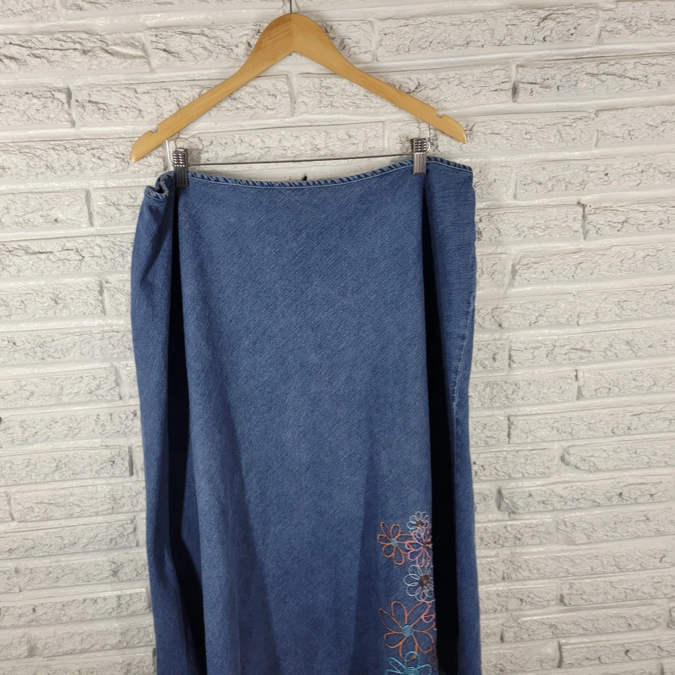 Falda para mujer St Johns Bay 20W Plus midi azul línea denim bordada cremallera cómoda Foto 3 de 4