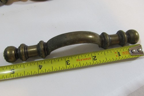 Lotto 26 maniglie per armadi tono ottone lunghe 5" 3" su fori per viti centrali. - Foto 6 di 10