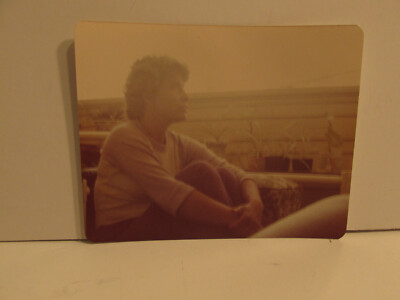 1980S VINTAGE FOUND PHOTOGRAPH COLOR ART OLD PHOTO MIDDLE AGED WHITE WOMAN SITS