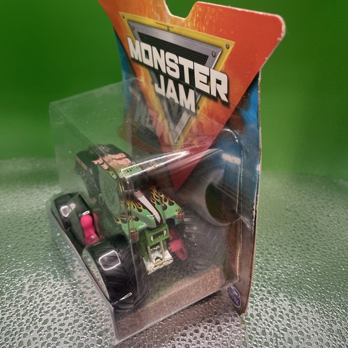 Monster Jam Truck GRAVE DIGGER 1:64 w/ Pink Driver Man 2019 Danger Divas Edition - Picture 2 of 7