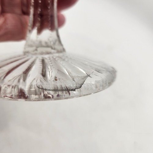 Pedestal Cake Stand Pressed Glass Daisies Fans 9.5"x4.5" Scalloped Edge Vintage - Picture 6 of 6