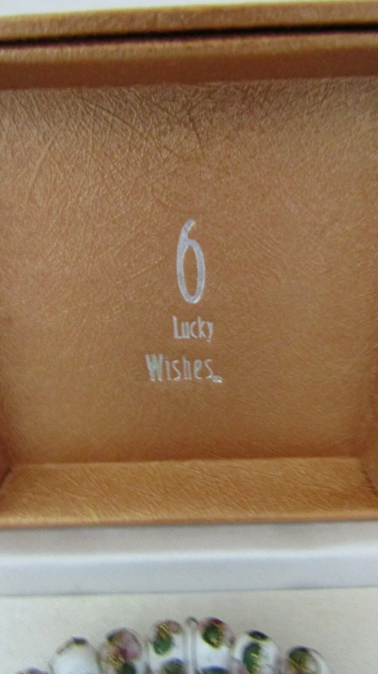 Hermoso conjunto de pendientes y brazaletes elásticos de cloisonné de flores rosas esmaltadas blancas Foto 4 de 4