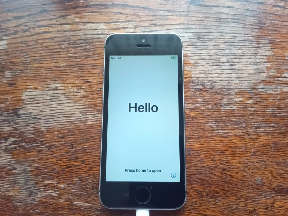 Apple iPhone SE (2016) · 128GB, photo 1 of 4