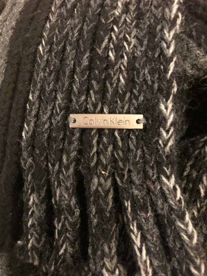 Мужской шарф Calvin Klein черный/серый в полоску широкий трикотаж с бахромой один размер - Изображение 2 из 4