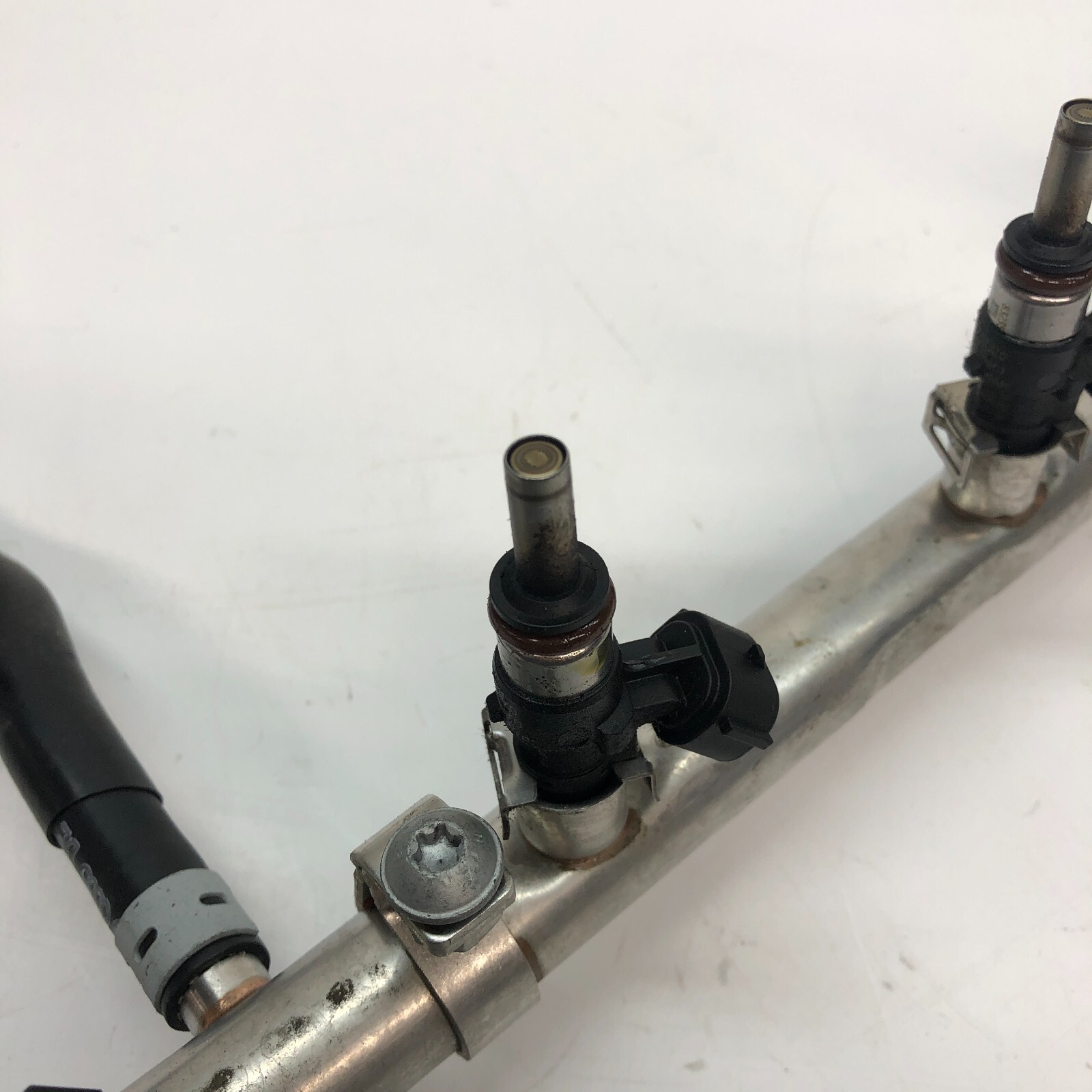 LAMBORGHINI HURACAN PASSENGER RIGHT FUEL RAIL INJECTOR OEM 07L133681S