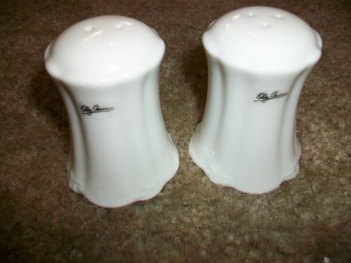 Saleros y candelabros Oleg Cassini porcelana blanca - Imagen 3 de 5