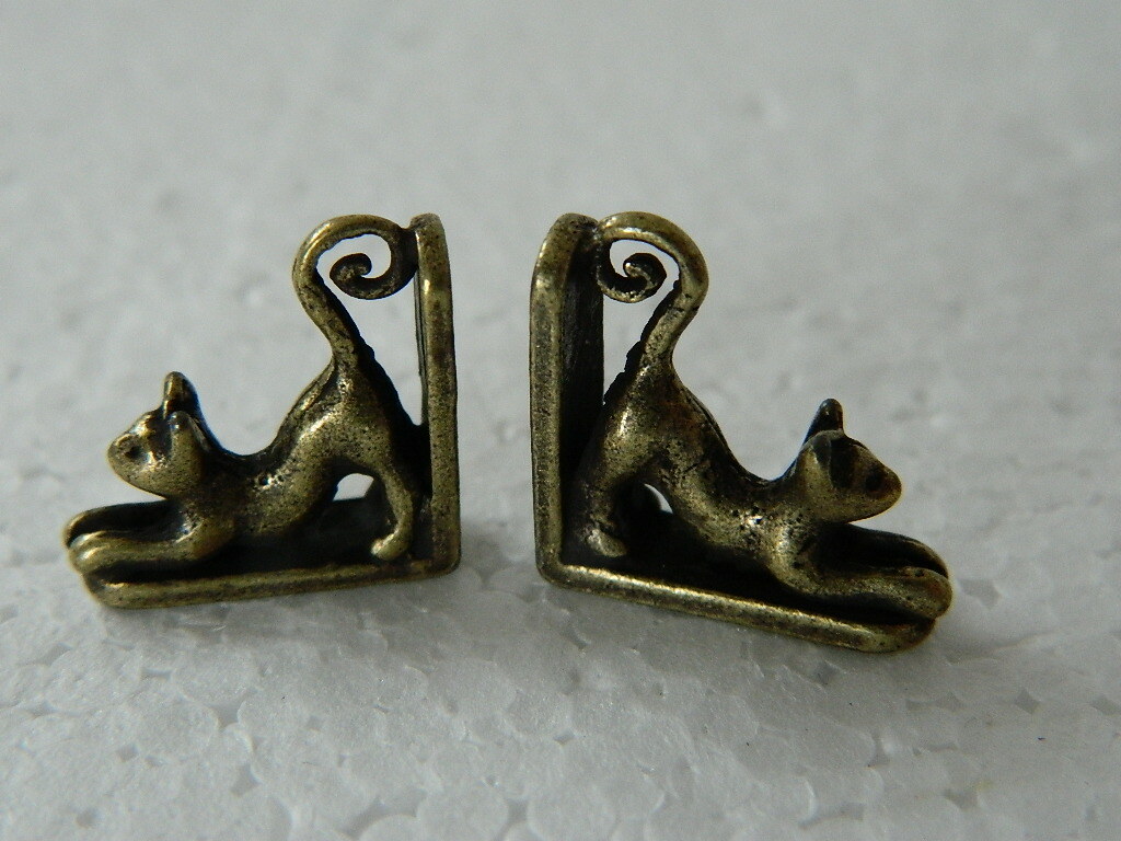 (M4.2) 1/12th scale DOLLS HOUSE PAIR OF METAL CAT BOOKENDS